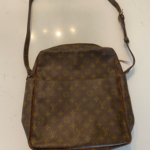 Smaller Louis Vuitton messenger bag in very good condition. - Picture 2 of 4